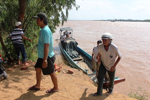 Người dân bất lực nhìn sóng lớn cuốn trôi 2 thuyền viên sà lan
