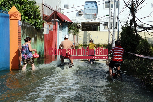 Bão tan cả tuần, biển nước cống hôi rình vẫn bủa vây nhà dân Thủ đô
