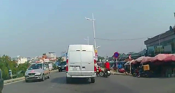 Thanh niên áo đỏ thoát chết như phim hành động Mỹ