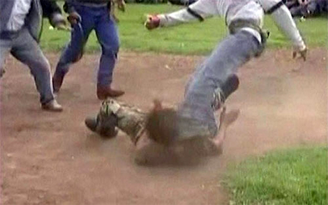 Xin xăng gặp côn đồ