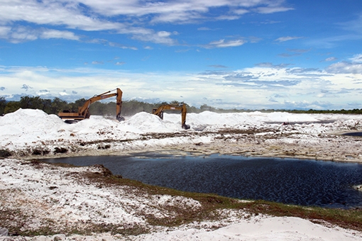 Nhiều hệ lụy từ tình trạng ồ ạt khai thác cát trắng