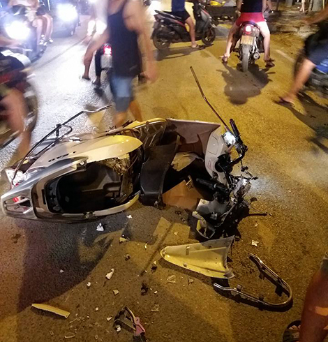Xe điên cuốn xe máy nát bươm như bị nổ bom trên đường phố Hà Nội