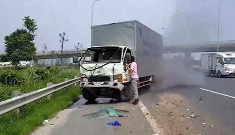 Giải cứu tài xế mắc kẹt trong cabin xe tải dập nát