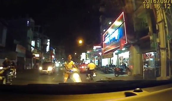 Thanh niên ngổ ngáo lái xe ngược chiều gây sự với ô tô