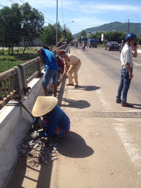 Cảnh sát giao thông cùng người dân dọn đường