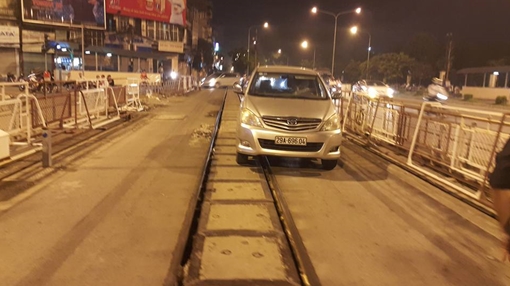 Truy tìm chiếc Innova vượt đèn đỏ gây tai nạn rồi bỏ chạy ở Hà Nội