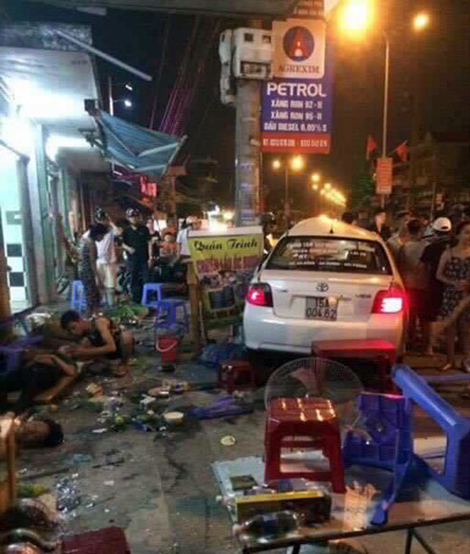 Cảnh tượng kinh hoàng khi xe ô tô lao thẳng vào quán ốc đông nghịt người
