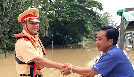 Cảnh sát cứu cặp vợ chồng gặp nạn trên sông lúc nửa đêm
