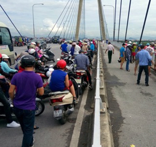 Đã vớt được thi thể người đàn ông nhảy cầu Bính tự tử