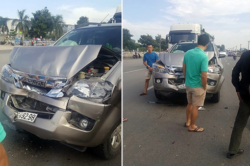 Bán tải nát đầu sau cú hôn đuôi xe khách trên đường Nguyễn Văn Linh