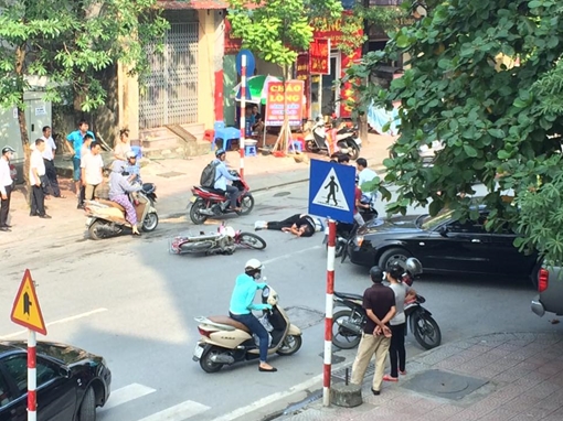 Người phụ nữ bất tỉnh khi lao xe vào đầu vào ô tô