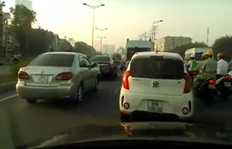 Ba xe dồn toa ở đường trên cao Hà Nội
