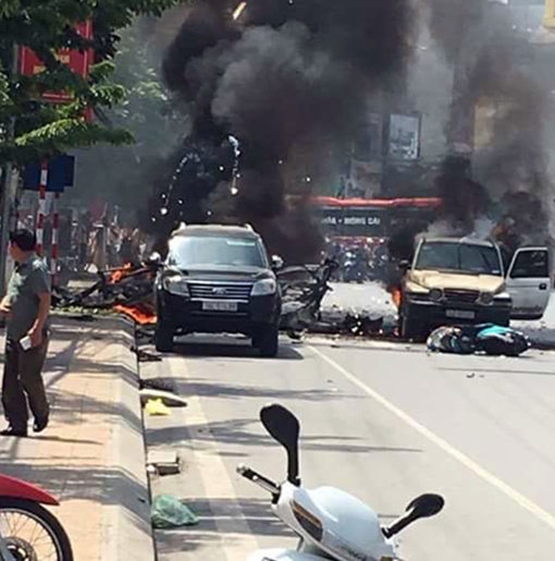 Taxi nổ tung trên đường, ít nhất 2 người tử vong