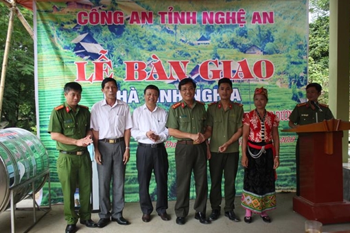 Bàn giao nhà tình nghĩa cho cán bộ Công an có hoàn cảnh khó khăn