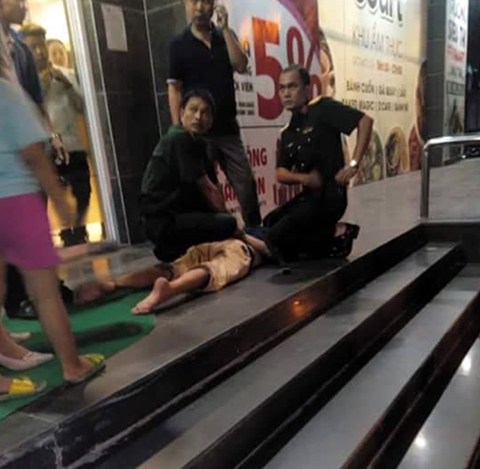 Thót tim cháu bé bị người đàn ông ngáo đá dí dao vào cổ ở siêu thị