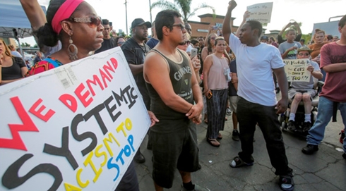 Người da màu biểu tình chống cảnh sát