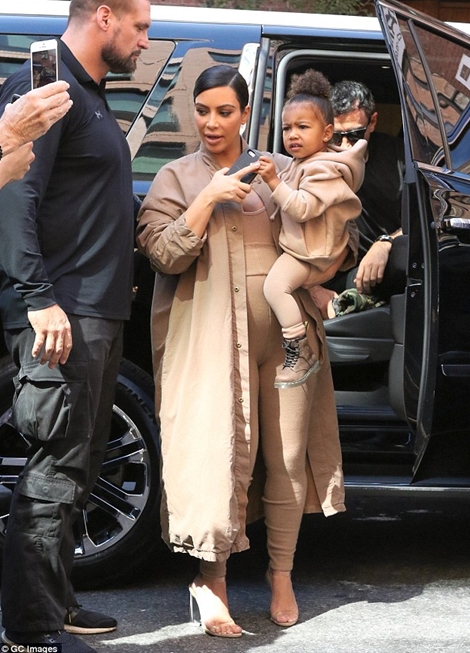 Kim Kardashian mất tiền vì vệ sĩ thông đồng với tụi cướp?