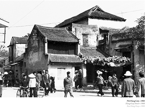 Một Hà Nội đầy thân phận trong ảnh Nguyễn Hữu Bảo