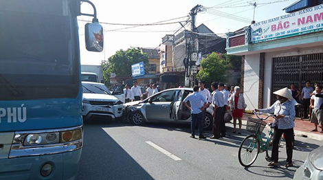 Range Rover gặp nạn cùng 2 xe khác, QL 21 ùn tắc