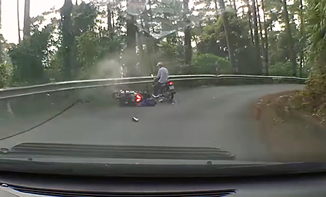 Xe máy mất phanh đôi nam nữ bay xuống vực