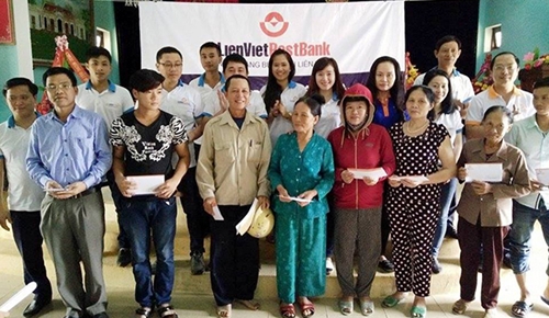 Ngân hàng Bưu điện Liên Việt hỗ trợ 600 triệu đồng ở vùng lũ