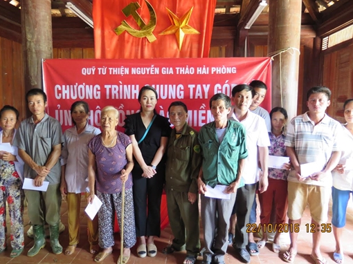 2.000 suất quà và hơn 500 triệu đồng đến với đồng bào vùng lũ Hà Tĩnh, Quảng Bình