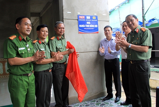 Báo CAND trao tặng "Nhà nghĩa tình đồng đội" cho Công an xã và Cựu chiến binh