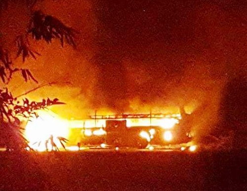 Xe khách giường nằm cháy trơ khung trong đêm