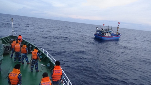 8 ngư dân được Cảnh sát biển cứu nạn an toàn