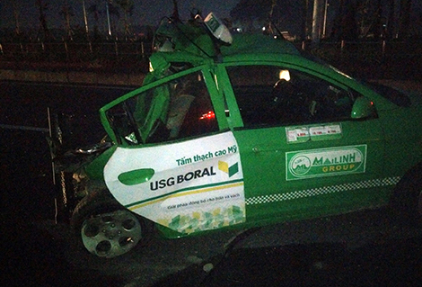Xe tải tông nát taxi trên đường Võ Nguyên Giáp