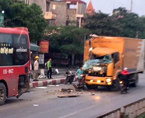 “Hôn đuôi” xe khách, xe thư báo nát đầu trên quốc lộ 5