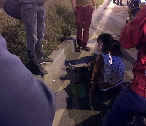 Va chạm với ô tô, nữ sinh viên bị hất văng lên không