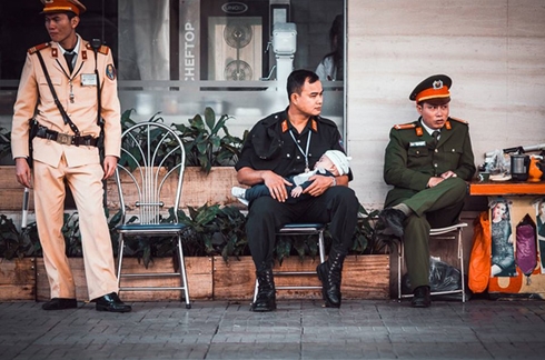 Xúc động hình ảnh em bé ngủ trong vòng tay chiến sỹ CSCĐ