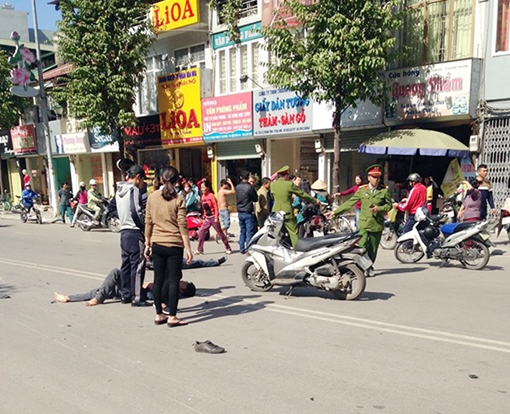 Xe máy tông trực diện ô tô, hai thanh niên bị thương nặng