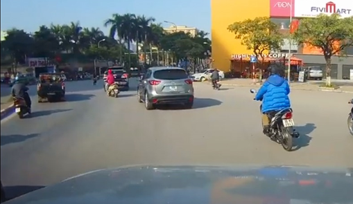 Lạng lách trên đường, Mazda CX5 gây tai nạn bỏ chạy