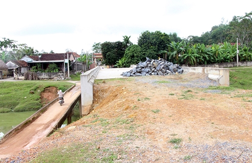 Hãi hùng người dân phải “đánh đu” trên cầu tạm sắp sập