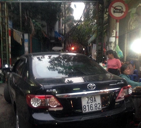 Xế hộp ngông nghênh đi vào đường cấm tại Hà Nội