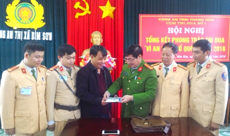 Công an trao tài sản trị giá gần 1 tỉ đồng trả người đánh rơi