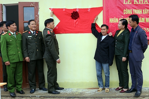 Bàn giao Nhà họp thôn Khuổi Xỏm