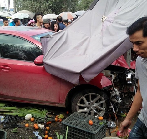 Xế hộp mất lái lao vào chợ, tiểu thương bỏ chạy tán loạn