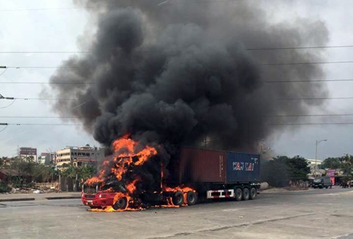 Xe container bốc cháy ngùn ngụt bên sông Lạch Tray