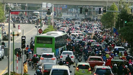 Xe máy "ngáng đường" xe buýt nhanh BRT trong ngày đầu chạy thử