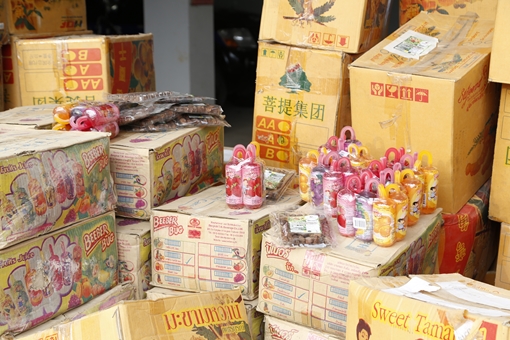 Thu giữ lượng lớn me khô, nước ngọt không rõ nguồn gốc.