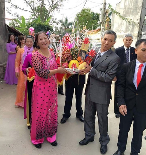 Cộng đồng mạng "dậy sóng" khi cụ ông cụ bà đi bê tráp đám cưới