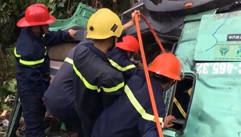 Vượt đèo Phượng Hoàng, xe container rơi xuống vực