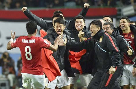 Thêm một năm, tiền đè chết… vinh quang