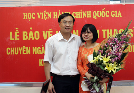 Đôi vợ chồng lấy bằng thạc sỹ từ trong bóng tối