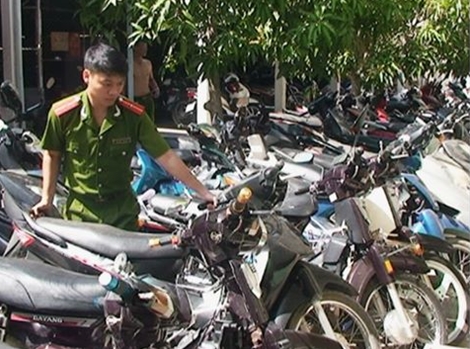 Bắt nhóm vận chuyển xe máy không giấy tờ qua biên giới