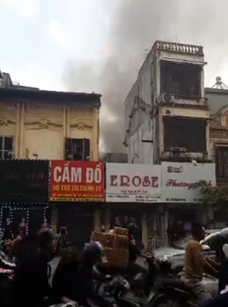 Cháy nhà trên phố Bạch Mai, cả khu dân cư nháo nhác