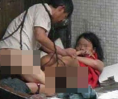 "Rủ" bé gái vào nhà tắm để "chơi trò người lớn"